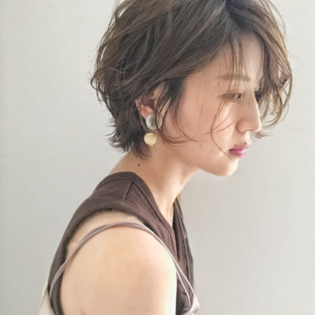 50代のショートボブの髪型 ヘアスタイル パーマ 面長 丸顔 前髪あり 前髪なし Lala Magazine ララマガジン