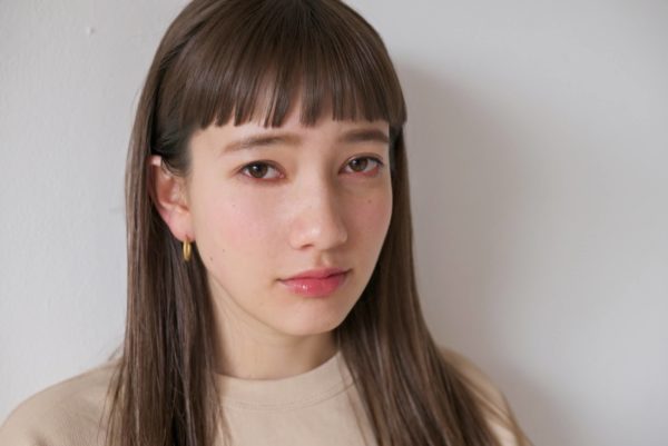 オン眉短め前髪のミディアムストレート｜表参道の美容室 ローブ アオヤマ（LOAVE AOYAMA）佐脇 正徳のヘアスタイル･髪型｜ヘアカタログ