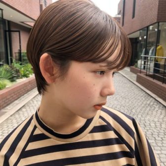 ナチュラルパーマのセンターパートショート 表参道の美容室 ローブ アオヤマ Loave Aoyama 佐脇 正徳のヘアスタイル ヘアカタログ 髪型 ヘアカタログ Lala ララ