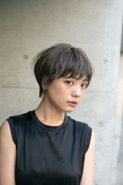 オリーブアッシュカラーのエアリーショート｜表参道美容院ローブ アオヤマ（LOAVE AOYAMA）佐脇 正徳のヘアスタイル - ララヘアカタログ