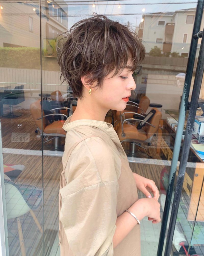リラックスな雰囲気のショートヘア｜シー ダイカンヤマ（SHE DAIKANYAMA）スタイリスト丸岡 奈央の髪型