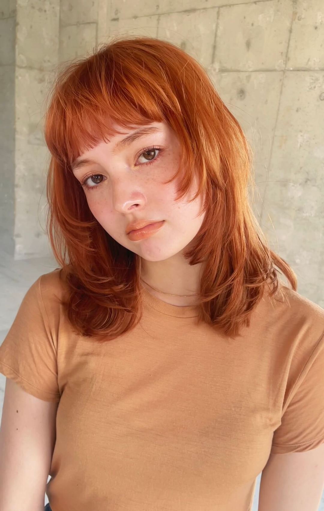 明るめ(16トーン)のオレンジベージュの髪色・レイヤーカットミディアム