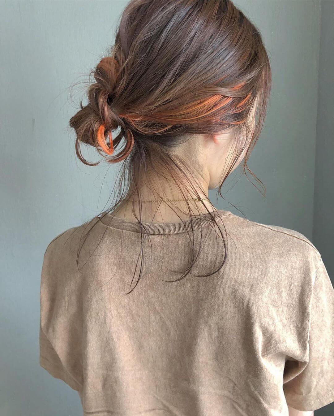 ミディアムヘアのイヤリングカラーを結ぶヘアアレンジ