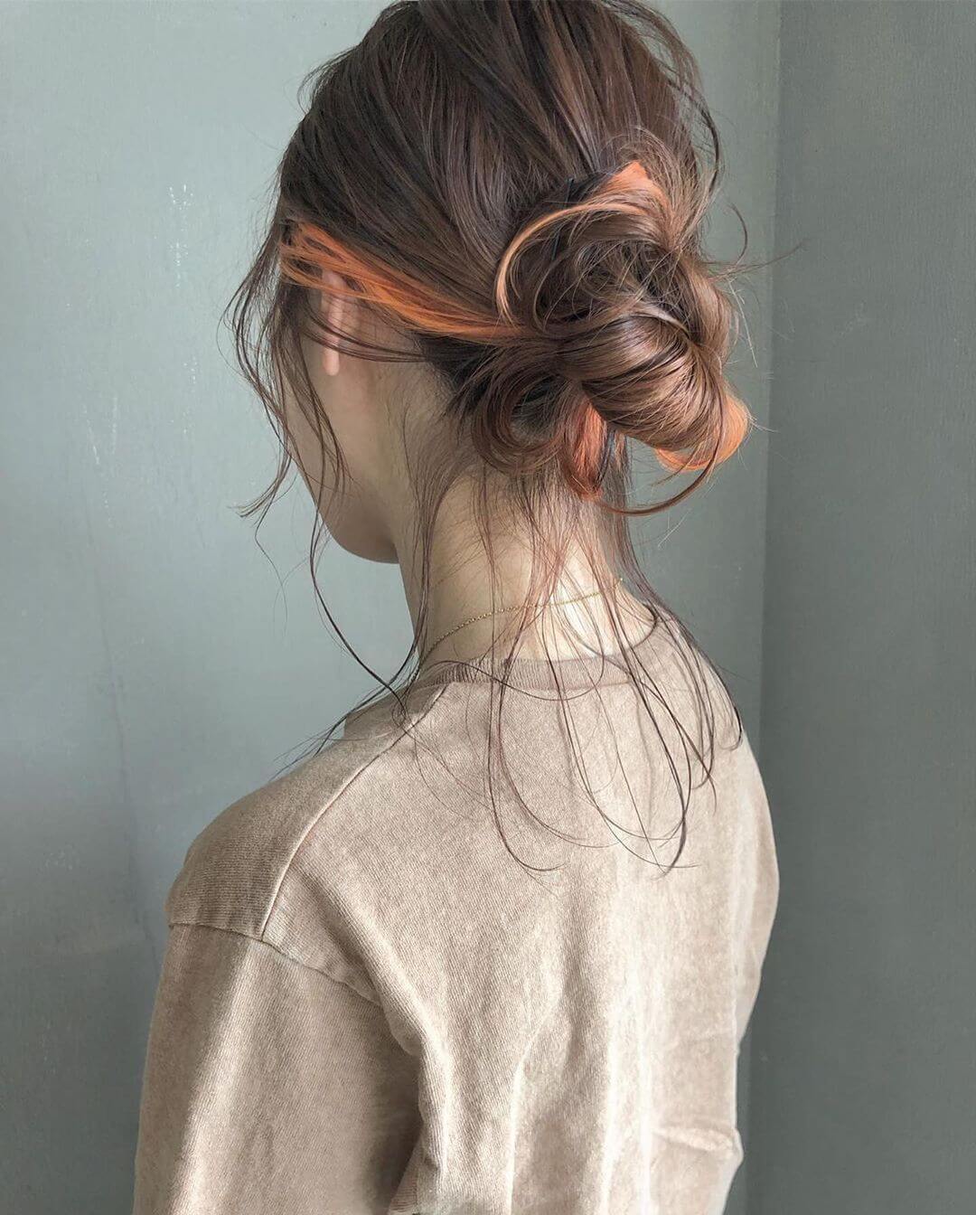 ミディアムヘアのイヤリングカラーを結ぶヘアアレンジ