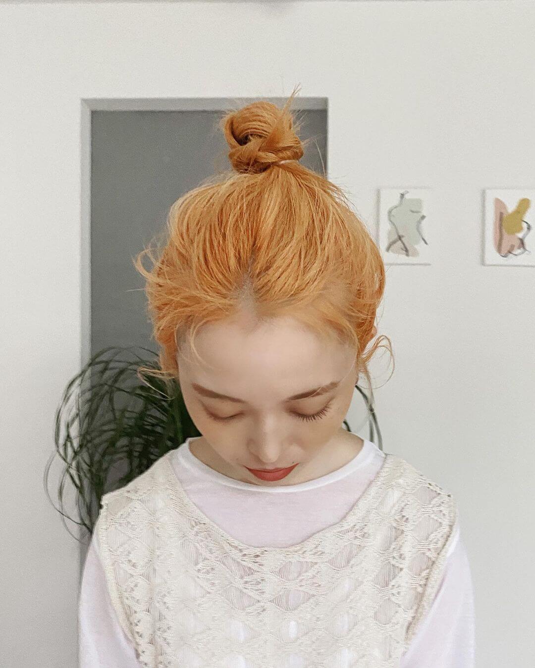 オレンジカラーのミディアムヘア