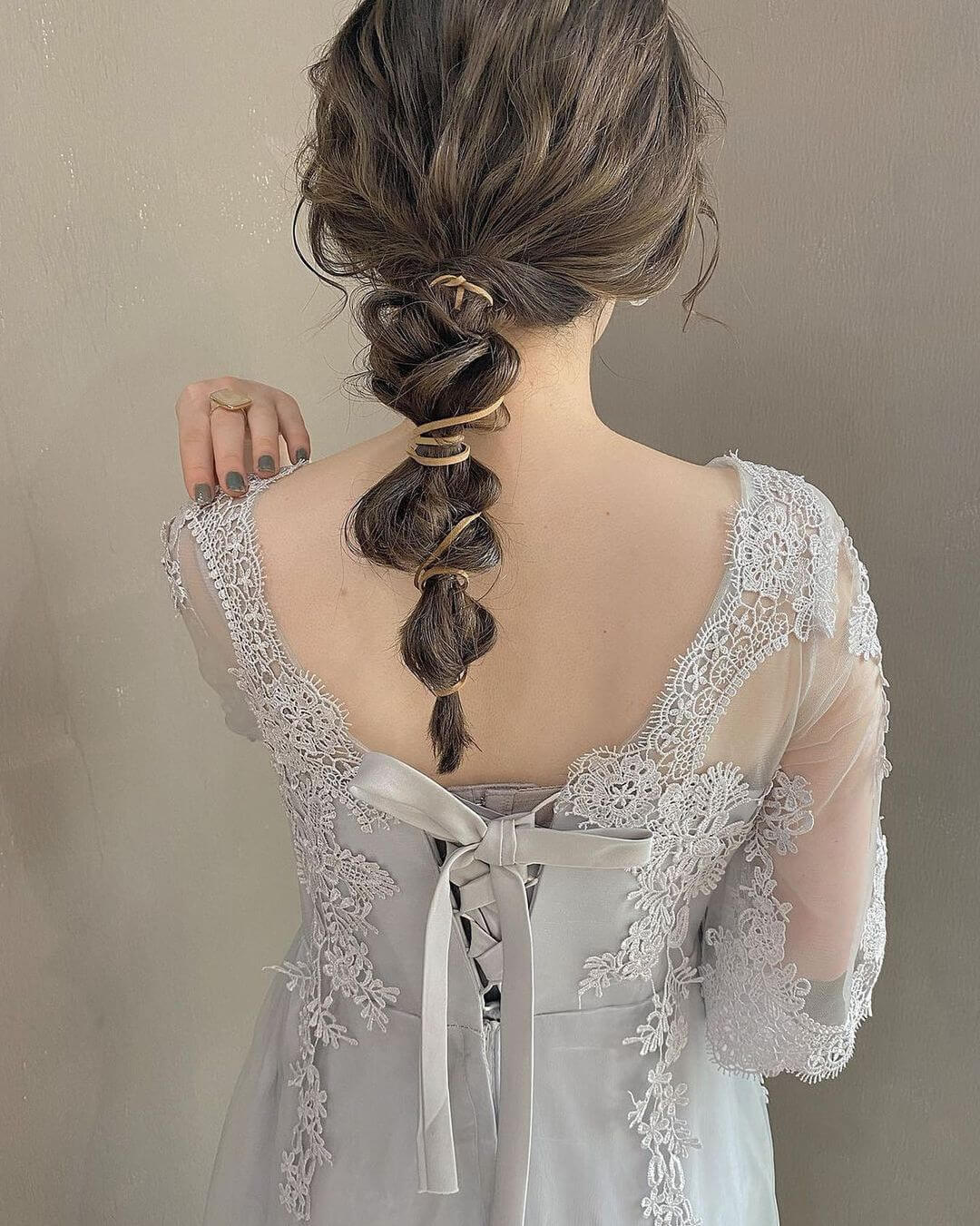 紐を使ったふわふわ編み下ろし結婚式のお呼ばれ髪型
