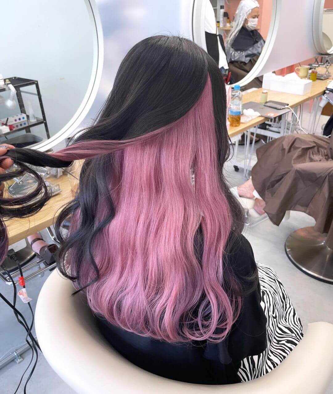 黒髪に入れたピンクのインナーカラーロング