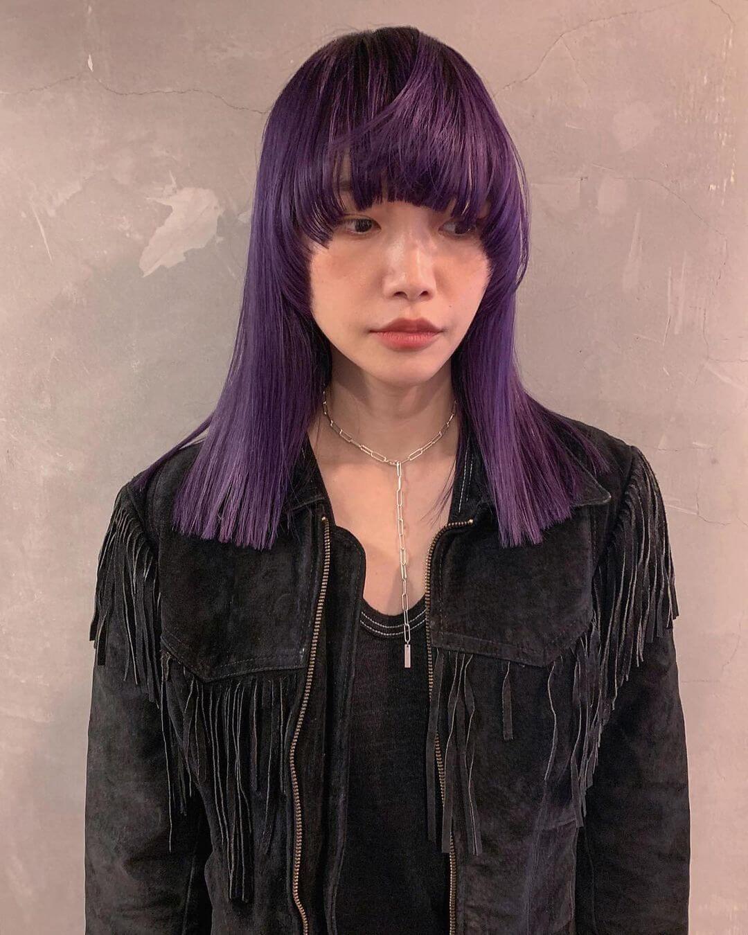 ヘアカラー紫の髪色・マッシュバングのセミロング
