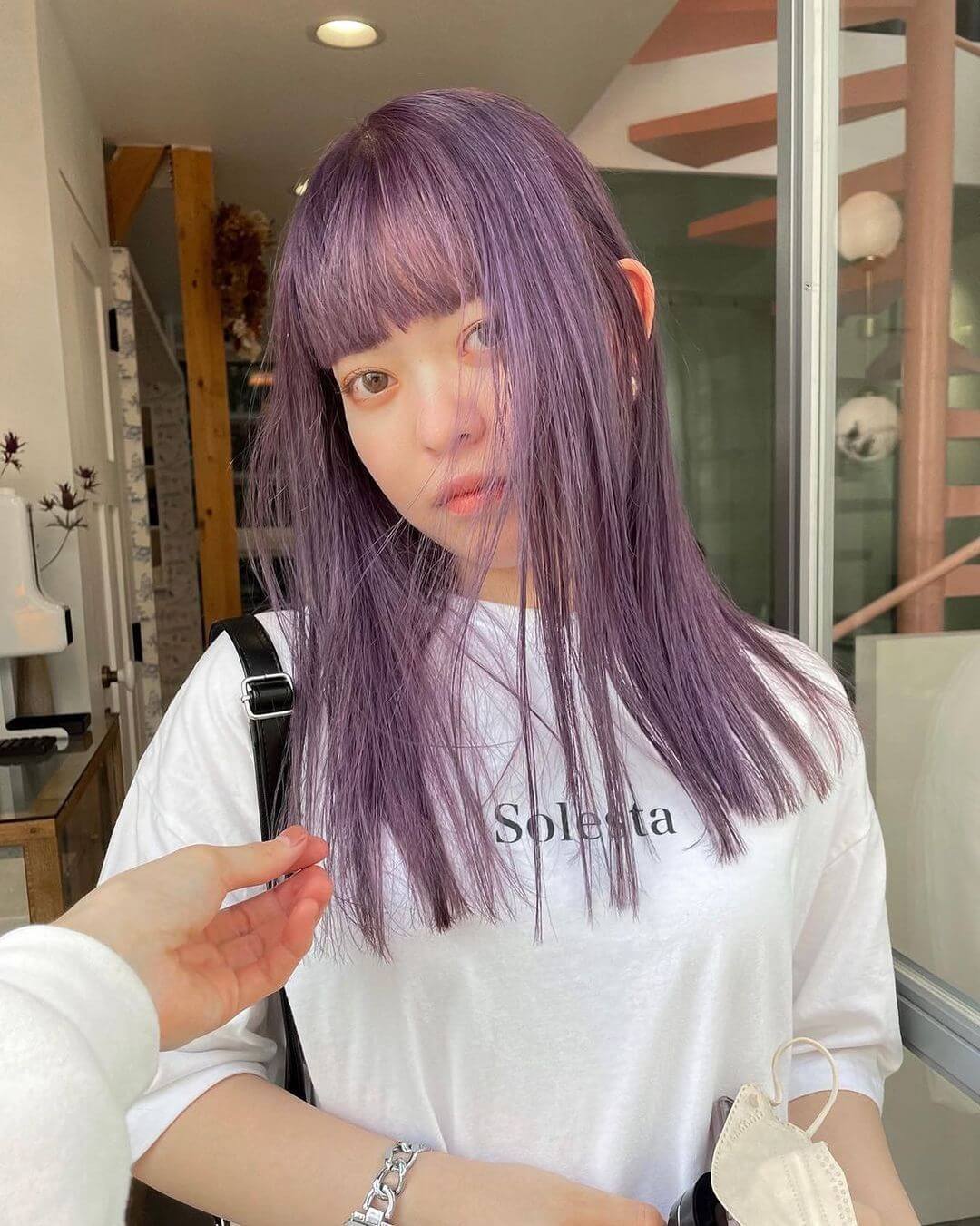 ヘアカラー紫の髪色・ぱっつん前髪のセミロング