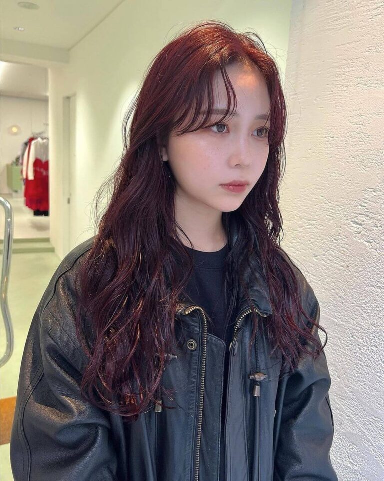 ワインレッドってどんな色？おすすめの髪色・ヘアカラー12選【暗め・明るめ・ブリーチなし・ブリーチありを紹介】 ララヘアカタログ