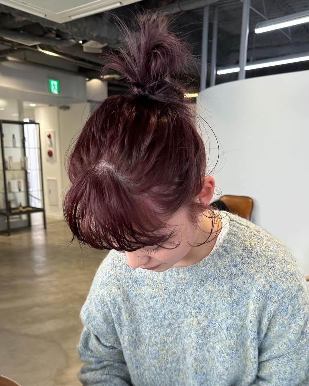 明るめ(11〜12トーン)ラベンダーピンクの髪色・お団子ヘア