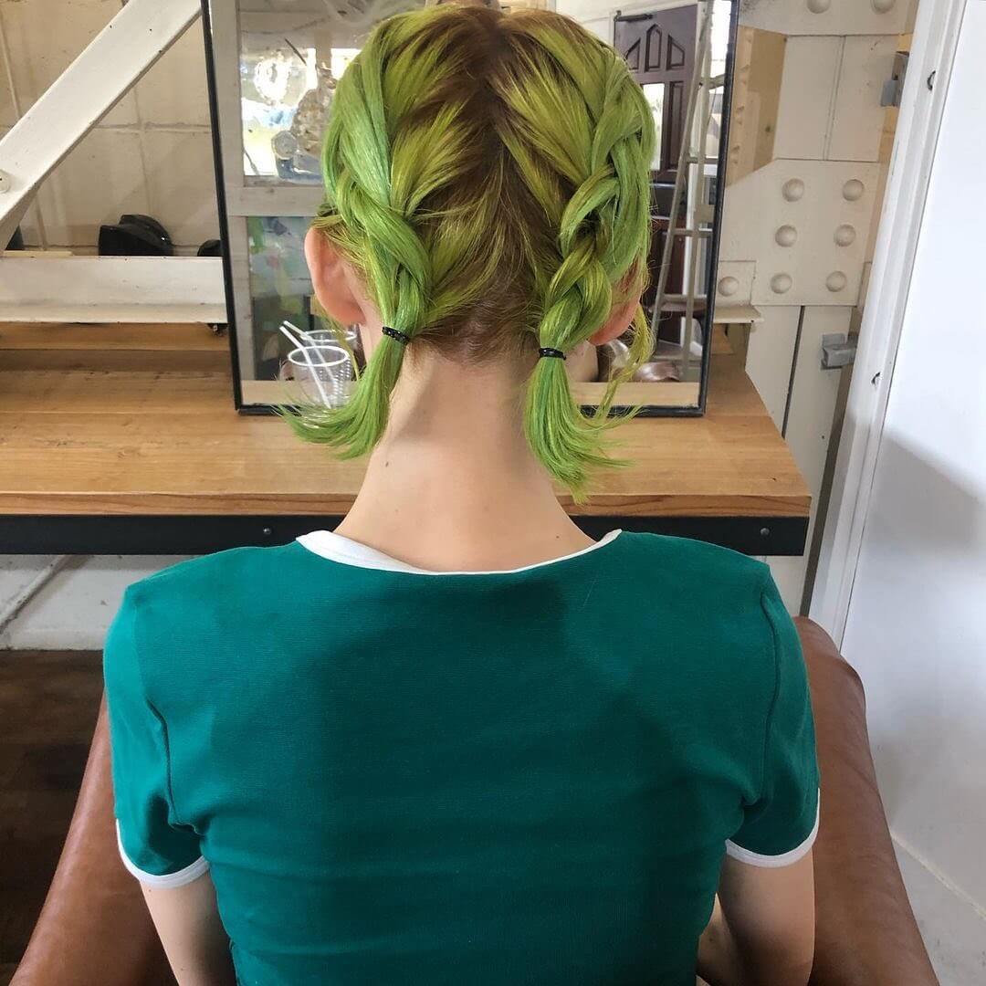 グリーン(緑)の明るめヘアカラー髪色・三つ編み編み込み