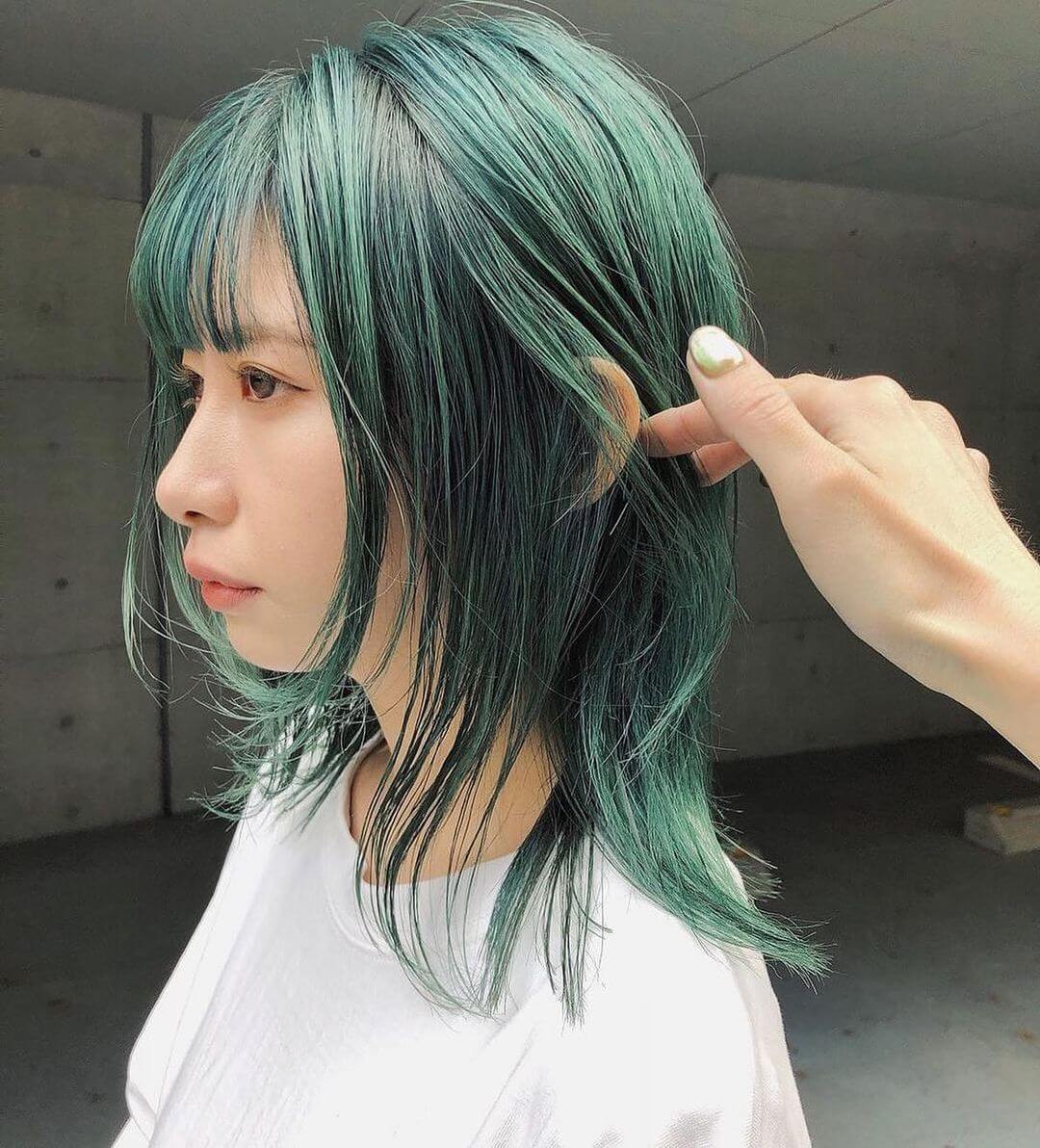 暗め緑(グリーン)のヘアカラー髪色・ミディアムレイヤー