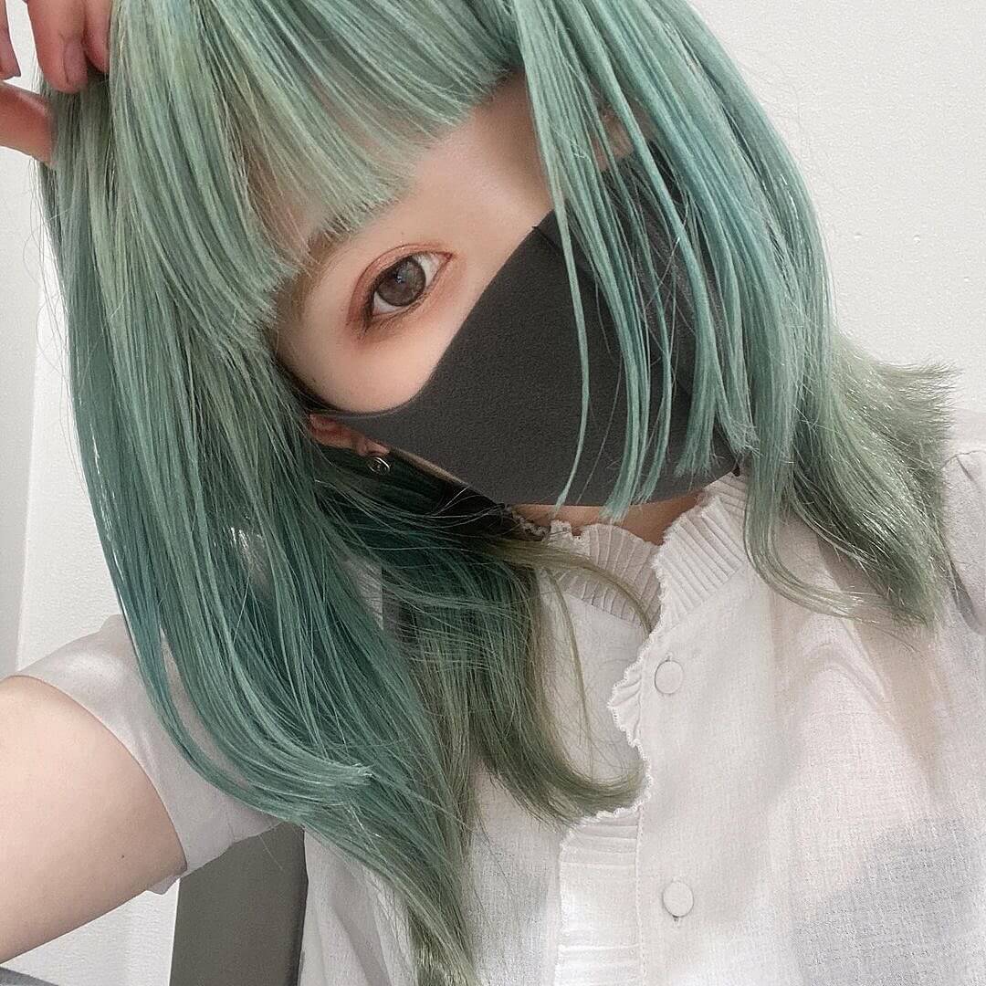 グリーン(緑)のヘアカラー髪色・ミディアムボブ