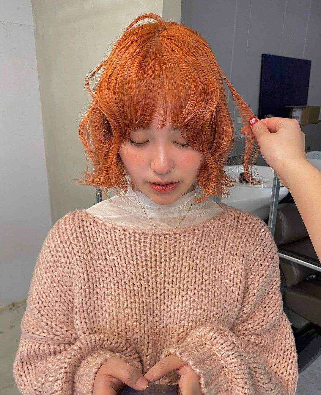 ハイトーンのオレンジヘアカラーの髪色・ボブ